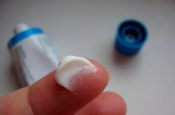 Pommade pour le traitement de l'ostéochondose cervicale
