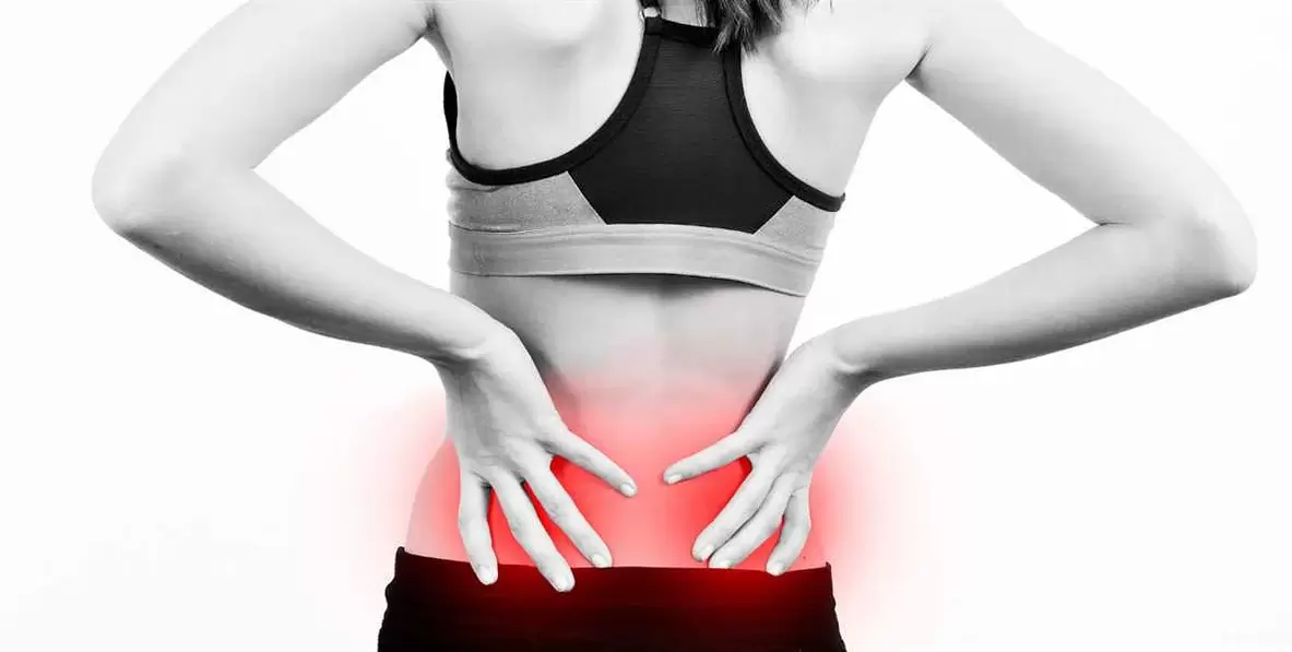 Douleur dans la région lombaire, qui peut être soulagée par des exercices et une position correcte du corps.